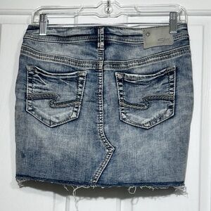 Silver Jeans Co. Francy Mid Mini Denim Skirt Size 25 Distressed Raw Hem Stretch